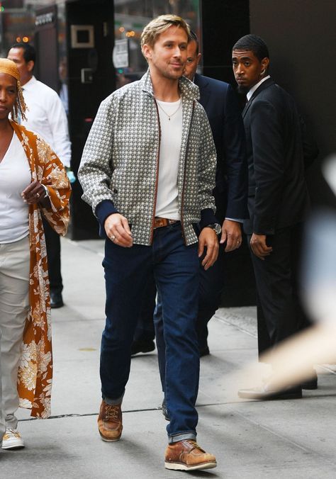 ryan gosling good morning america Ryan Gosling Business Casual, Business Athleisure, Weekend Fits, Ryan Gosling Style, Blonde Baby Boy, Ryan Thomas, Fall Guy, Райан Гослинг, The Fall Guy