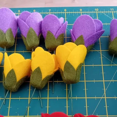 Felt Tulip, Faux Flower Bouquets, Tulip Wreath, Handmade Felt, Felt Flowers, Faux Flowers, Art Reference Poses, Flowers Bouquet, Tulips