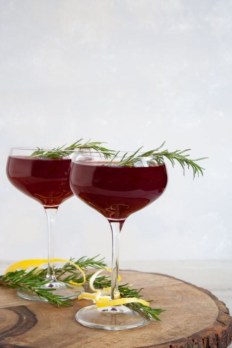 This gin and pomegranate cocktail has notes of muddled rosemary and elderflower. It's herbal with tart notes which makes it a wonderful dry gin cocktail served in an oversized coupe glass, the Bormioli Rocco Spazio glasses. #ElleTalk #sponsored #fall #cocktail #coupe #gin #drygin Pomegranate Cocktail Recipes, Pumpkin Spice Cocktail, Pomegranate Cocktail, Gimlet Recipe, Pomegranate Cocktails, Negroni Recipe, Fall Cocktails Recipes, Pumpkin Spice Recipe, Gin Drinks