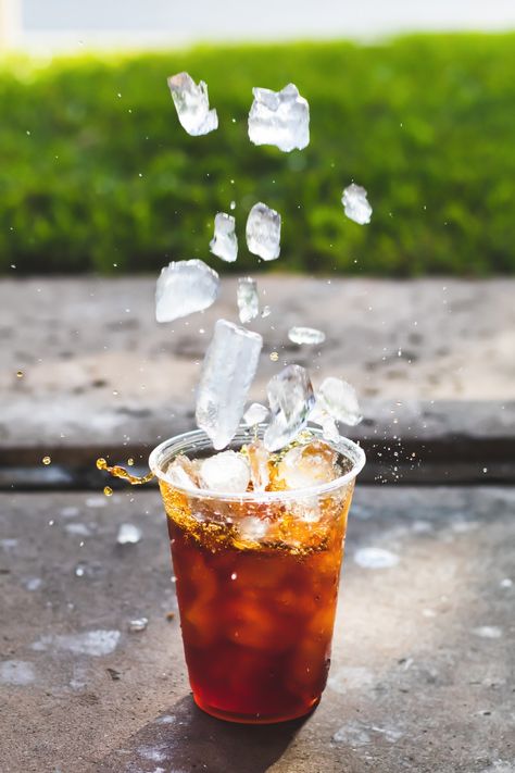 Ice Tea Photography, Vietnamese Iced Coffee, Cold Coffee Recipes, Coffee Photography, Tea Powder, Cold Coffee, Instant Coffee, Cold Brew Coffee, Ice Maker