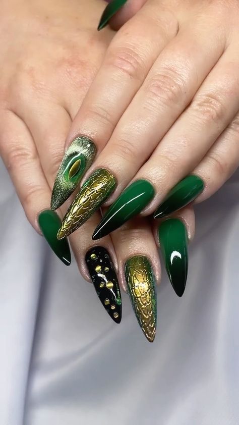 blackgirlsdonails on Instagram: @fauxjacat WOW!!!!! Dragon nail art for the WIN! 🏆🏆🏆 Plan your joy! Follow @blackgirlsdonails and click the link in our bio to visit the… Viking Nail Art Ideas, House Of The Dragon Nail Art, Dungeons And Dragons Nail Art, Medusa Nail Art, House Of The Dragon Nails, Shego Nails, Slytherin Nail Art, Dragon Nails Designs, Dragon Scale Nails