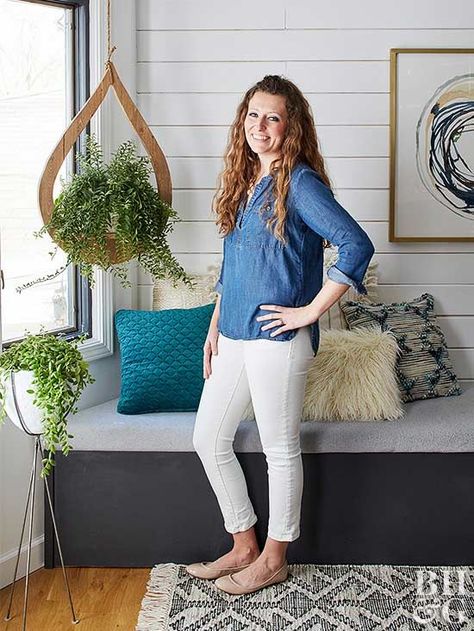 When Ashley Mayes of Bigger Than the Three of Us needed another perch for her plant collection, she got out her jigsaw. Now a creatively curvy hanging planter showcases her favorite foliage. Diy Hanging Planter, Plant Pot Holders, Hanging Plant Holder, Hanging Plants Indoor, Wood Backdrop, Hanging Succulents, Macrame Plant Holder, Air Plant Holder, Hanging Plant