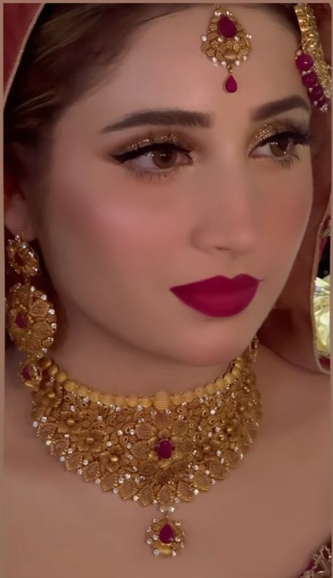 Shadi Makeup, Gold Set Design, Latest Bridal Makeup, Indian Gold Necklace Designs, Fashion Jewelry Necklaces Gold, Unique Wedding Jewelry, Turkish Jewellery, Pakistani Bridal Jewelry, Delicate Gold Jewelry