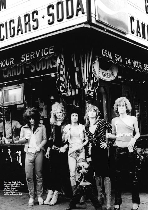 New York Dolls infront of Gem Spa in New York in 1973. St Marks Place, New York Dolls, Johnny Thunders, My Hood, Rock N’roll, East Village, I Love Music, White Picture, Post Punk