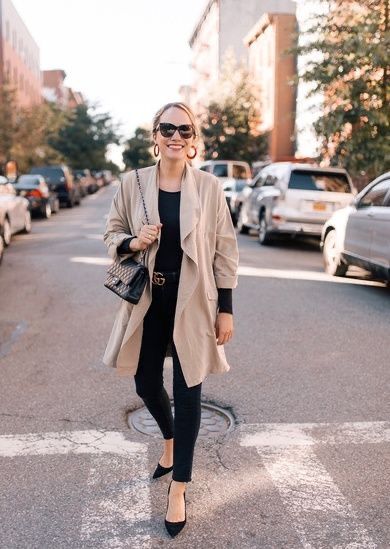 Beige jacket over black casual top and pants with chic leather belt. Fall Outfits Women 20s, Womens Fall Coats, Fall Fashion Coats, Simple Fall Outfits, Older Women Fashion, Women Fashion Edgy, Fall Coat, Autumn Fashion Women, Outfit Idea