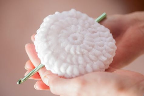 How to Make Pot Scrubbers From Nylon Netting Scrubbies Crochet Pattern, Crochet Scrubbies, Confection Au Crochet, Crochet Washcloth, Crochet Dishcloths, Crochet Kitchen, Crochet Simple, Crochet Home, Knit Or Crochet