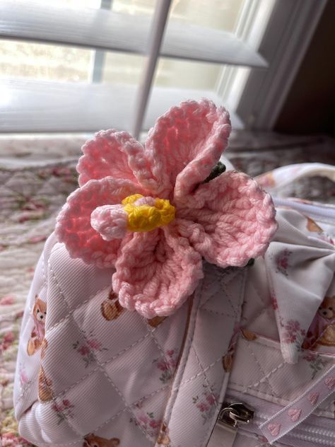 Crochet hibiscus flower charm, easy to put on any bag, backpack or purse 🌸 Crochet Orange Flower, Crochet Bag With Flowers, Crochet Purse Charms, Crochet Hibiscus Bag, Hawaiian Crochet, Crochet Hibiscus Flower, Hibiscus Crochet, Coquette Girlies, Crochet Flower Bag