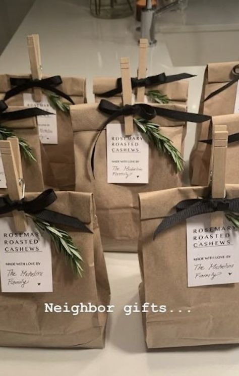 Small Group Christmas Gifts, Christmas Gifts For Coworkers Bulk, Large Group Gift Ideas, Holiday Neighbor Gifts, Coworker Gift Ideas Christmas, Small Coworker Christmas Gifts, Bulk Christmas Gift Ideas Coworkers, Christmas Treat Bags For Coworkers, Inexpensive Coworker Christmas Gifts