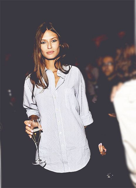 casual attire Bianca Balti, Looks Street Style, Look At You, Looks Style, Mode Inspiration, Look Chic, Sweater Weather, Striped Shirt, White Shirt