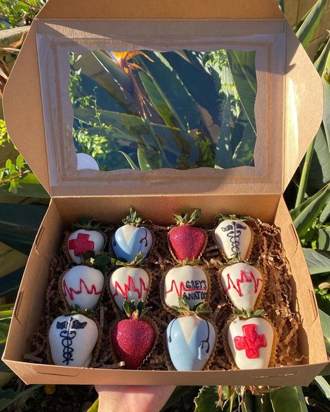 Nurse Strawberries, Nurse Chocolate Covered Strawberries, Greys Anatomy Party Ideas, Greys Anatomy Birthday Party Ideas, Greys Anatomy Party, Graduation Strawberries, Fall Theme Chocolate Strawberries, Chocolate Strawberry Gift Box Ideas, Farm Chocolate Covered Strawberries