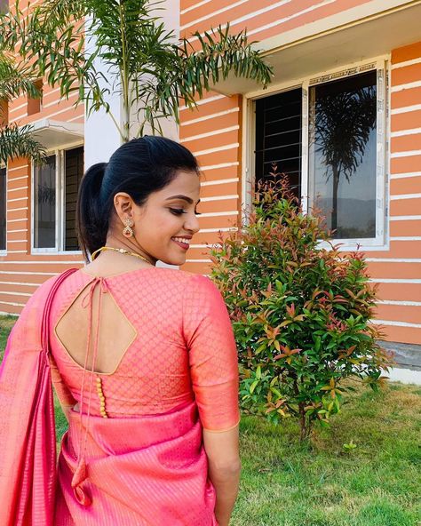 Blouse Designs For Mom, Silk Saree Blouse Neck Designs, Boatneck Blouse Designs Latest, Simple Blouse Designs Pattern, Mom And Daughter Dress, Dresses For Boys, Plain Blouse Designs, Latest Blouse Neck Designs, Green Blouse Designs