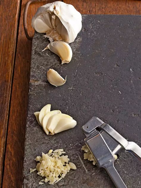 This Homemade Garlic Water Hack from TikTok Will Make Your Garden Thrive Garlic Companion Plants, Grow Garlic Indoors, How To Peel Garlic, Garlic Water, Organic Pesticide, Growing Garlic, Natural Pest Control, Natural Fertilizer, Gardening Trends