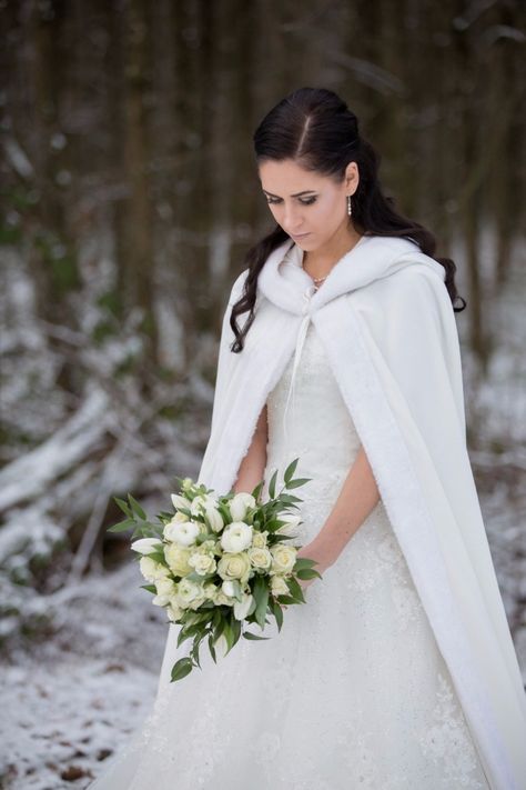 Baby, it's cold outside. Cozy up with this natural rustic wedding inspiration from Germany complete with rustic decor and hot chocolate bar. Winter Wedding Coat, Coats For Winter, Winter Wedding Gowns, Bridal Coat, Winter Cape, Wedding Cloak, Snow Wedding, Rustic Winter Wedding, Wedding Coat