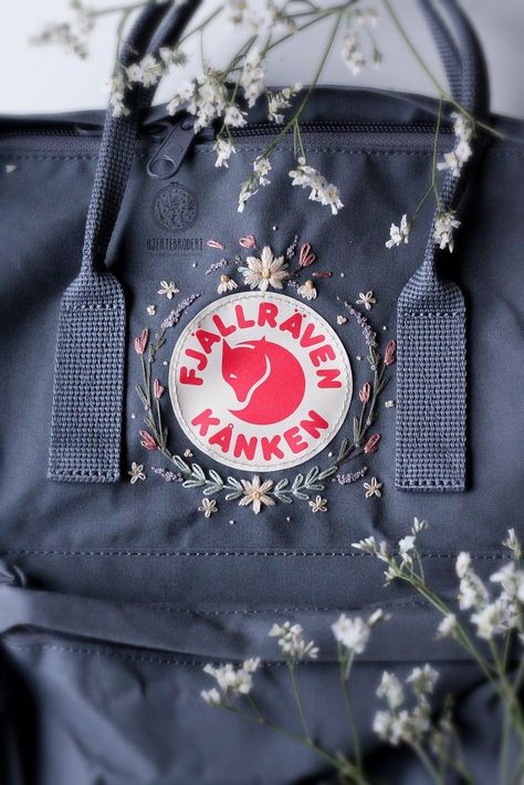 Black Backpack Embroidery, Fjallraven Embroidery Diy, Fjällräven Kånken Embroidery, Kanken Embroidery Black, Fjallraven Kanken Embroidered Diy, Backpack Embroidery Ideas Jansport, Embroidery Fjallraven Kanken, Embroidery Kanken Bag, Kanken Embroidery Ideas