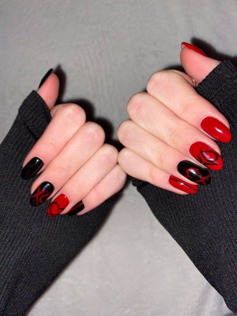 Black And Red Accent Nails, Nails 2023 Trends Red And Black, Red And Black Louis Tomlinson Nails, Red And Black Nail Ideas Simple, Short Nail Designs Black And Red, Red And Black Nails Simple, Black Nails Red Heart, Red Nails With Black Heart, Red And Black Hoco Nails