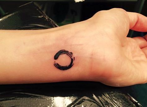 Enso Tattoo Men, Enso Tattoo Woman, Enso Circle Tattoo, Japon Tattoo, Asian Tattoo Sleeve, Minimalist Tatoos, Enso Tattoo, Tattoos 2022, Zen Tattoo