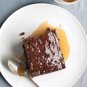 Toffee Sauce Recipe, Date Pudding, Toffee Sauce, Toffee Pudding, Sticky Toffee Pudding, Warm Cake, Sticky Toffee, Moist Cakes, Pudding Recipes