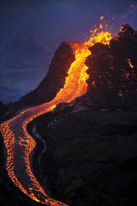 Volcano Pictures, Iceland Volcano, Visuell Identitet, Erupting Volcano, Greek Pantheon, Lava Flow, Active Volcano, Breath Of The Wild, Natural Phenomena