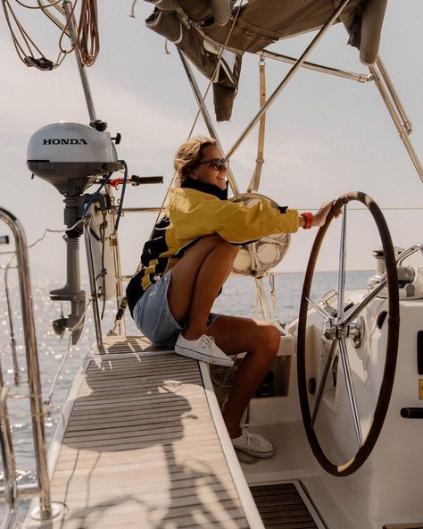 Sailing With Friends, Sailing Boat Aesthetic, Sail Aesthetic, Boat Life Aesthetic, Sailboat Aesthetic, Sailing Aesthetic, Yacht Aesthetic, Luxury Sailing Yachts, With Friends Aesthetic