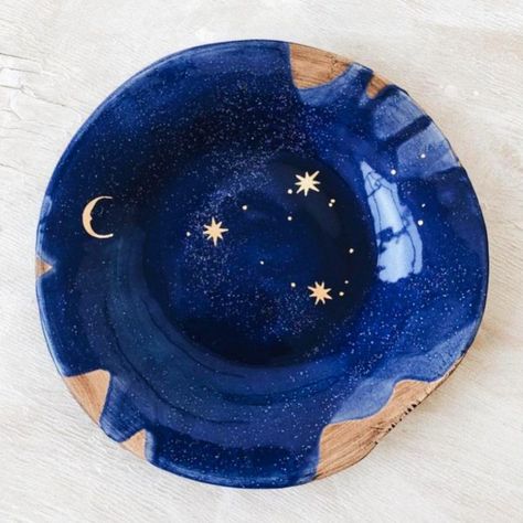 Pottery Painting Celestial, Pottery Painting Unique, Space Pottery Painting, Color Me Mine Ideas Aesthetic, Color Me Mine Ideas Inspiration Easy, Pottery Painting Sea, Pottery Painting Inspo Bowl, Bowl Designs Painted, Painting Pottery Plates