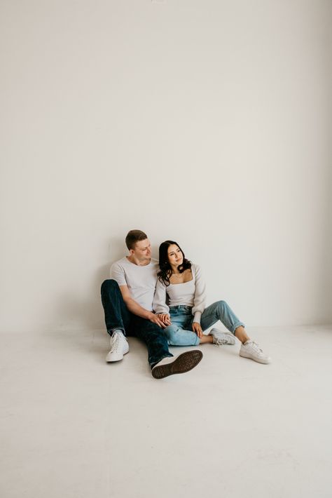 Casual Couples Photoshoot Studio, Cute Couple Studio Photoshoot, Couple Indoor Photoshoot Studio, Studio Session Couple, Minimalist Couple Photoshoot Studio, Indoor Engagement Pictures, Moodboard Couple, Engagement Studio Photo, Studio Engagements