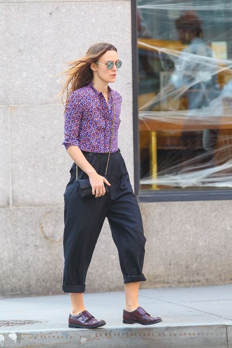 Hurt wrist!! Keira Knightley hold hands with husband James Righton while out and about in NYC<P>Pictured: Keira Knightley , James Righton<B>Ref: SPL1163903 291015 </B><BR/>Picture by: Splash News<BR/></P><P><B>Splash News and Pictures</B><BR/>Los Angeles:310-821-2666<BR/>New York:212-619-2666<BR/>London:870-934-2666<BR/>photodesk@splashnews.com<BR/></P> Keira Knightley Style, Estilo Grunge, Red Carpet Outfits, Inspirational Sayings, Keira Knightley, Outfit Inspiration Fall, Celebrity Street Style, Style Crush, Casual Look