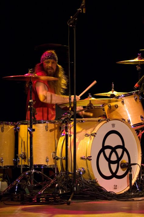 John Bonham...no it's not. Wow, this is what happens when you just ... Drummer Pictures, Red Coats, Musica Salsa, Football 49ers, The Scorpions, Drum Sets, John Bonham, Greatest Rock Bands, Led Zep