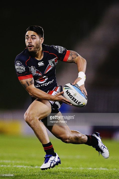 Shaun Johnson of the Warriors makes a break during the round 14 NRL match between the New Zealand Warriors and the Sydney Roosters at Mt Smart Stadium on June 13, 2015 in Auckland, New Zealand. New Zealand Warriors Nrl, Shaun Johnson, Nrl Warriors, Rugby Sport, Shawn Johnson, Rugby Players, Rugby League, Beast Mode, Athletic Men