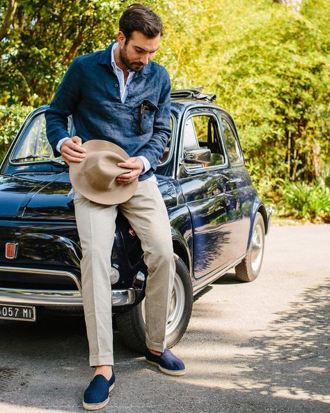 Smock, cotton/linen chino & espadrille  #drakes #arpenteur #lastoffa 📷 @jkf_man Espadrilles Outfit Men, Espadrilles Outfit, Cocktail Attire Men, Espadrilles Men, Mens Fashion Inspiration, Men's Casual Style, Cocktail Attire, Fiat 500, Looks Style