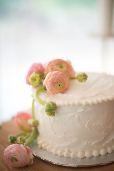 Buttercream + Ranunculus, lovely and timeless | Photo by Carla Ten Eyck Floral Design Ideas, Cakes With Flowers, Wedding Cake Art, Cake Dessert Table, Wedding Ceremony Backdrop, Cake Photography, Connecticut Wedding, Floral Event Design, Wedding Cakes With Flowers