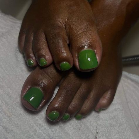 Dark Green Pedicure Ideas, Green Gel Pedicure, Dark Green Toe Nails, Green Mani Pedi, Green Toes Nails, Green Acrylic Toes, Dark Green Pedicure, Green Pedicure Ideas, Green Toe Nail Designs