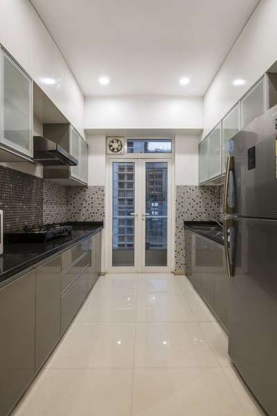 Latest Storage Design Ideas in NCR & Kerala, India Parallel Kitchen Design, Kitchen Unit Designs, Tiles Backsplash, Simple Kitchen Design, Kitchen Cupboard Designs, Modern Kitchen Cabinet Design, Organizer Kitchen, Small House Interior Design, Sink Kitchen