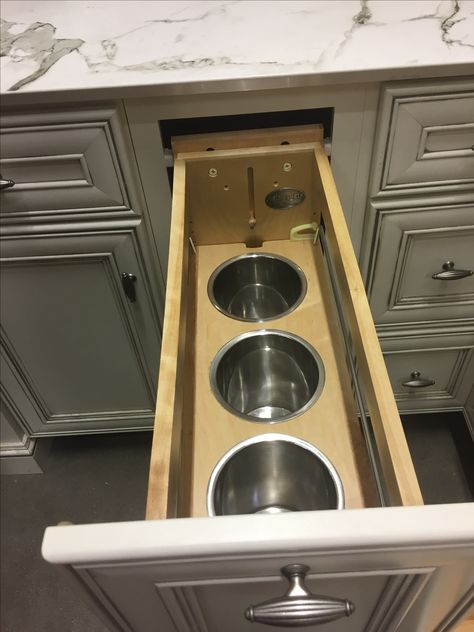 Absolutely love this idea of a drawer to hallows your larger utensils serving spoons mixing spoons wooden spoons spatulas etc. really want to have this. Spoon Storage Ideas, Kitchen Spoons Storage Ideas, Spatula Drawer, Adriana Mora, Kitchen Drawers Organization, Spoon Drawer, Organizing Kitchen Cabinets, Spatula Storage, Kitchen Restoration