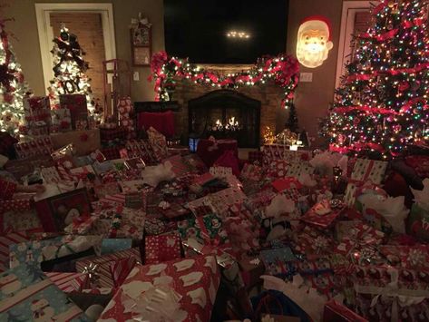 Christmas Nostalgia School, Christmas Morning Aesthetic Presents, Rich People Christmas Decor, Big Family Christmas Aesthetic, Christmas With Family Aesthetic, Tacky Christmas Aesthetic, 2010s Christmas Nostalgia, Rich Family Christmas, Christmas With Kids Aesthetic