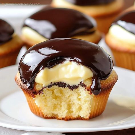 Boston Cream Pie Cupcakes Recipe - Easy and Delicious - My Home Made Recipe Home Made Cupcake Recipes, Cream Pie Cupcakes, Boston Cream Cupcakes, Boston Cream Pie Cupcakes, Pastry Cream Filling, Banana Split Cake, Pie Cupcakes, Easy Cupcake Recipes, Boston Cream Pie