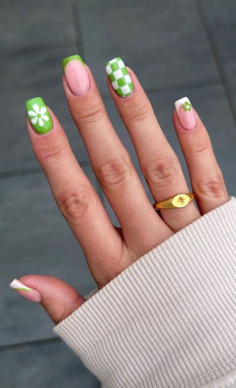 St Patricks Nail Designs, Nails Retro, Saint Patrick Nail, St Patricks Day Nails, Retro Nails, Square Nail, Vintage Nails, Floral Nail Designs, White Nail