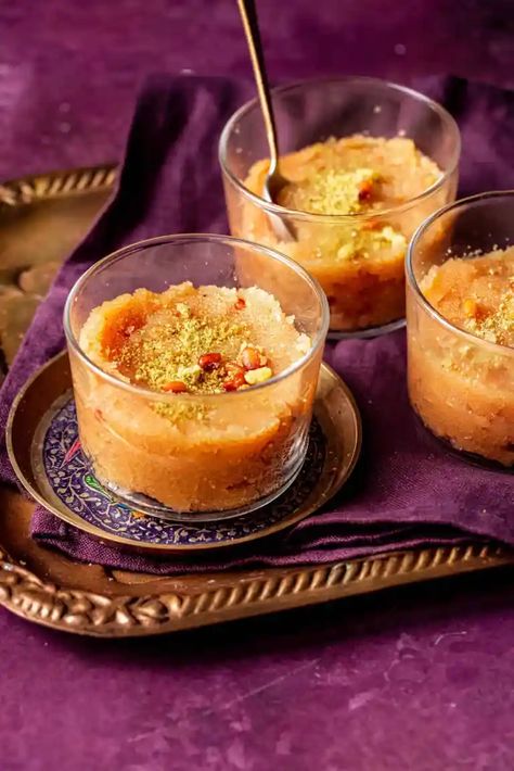 irmik helvasi served in cups, garnished with ground pistachios Turkish Dessert, Halva Recipe, East Recipes, Asian Store, Middle East Recipes, Mango Mousse, Turkish Desserts, Light Desserts, Caster Sugar