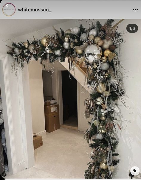 Tall Ceiling Christmas Decor, Elaborate Christmas Decorations, Outdoor Christmas Column Decor, Christmas Door Arch Diy, Beauty Salon Christmas Decorations, Christmas Hallway Ideas, Elegant Christmas Decor Ideas For The Home, Mirror Christmas Decor Ideas, Arch Christmas Decor