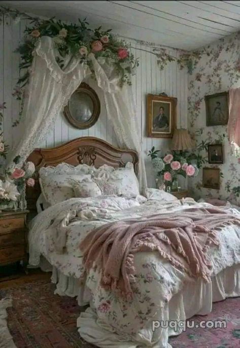 Aesthetic Bedcovers, Spavaca Soba, Shabby Chic Decor Bedroom, Dream Bedroom Inspiration, Chic Bedroom Decor, Shabby Chic Bedroom, Shabby Chic Bedrooms, Dreamy Bedrooms, Dreamy Room