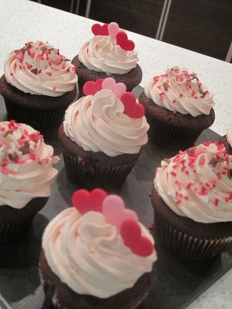 valentines-day-cupcake-ideas Valentines Cupcakes Decoration, Valentines Cakes And Cupcakes, Valentines Day Cupcake, Valentines Day Cupcakes, Valentines Cakes, Valentines Baking, Valentine Day Cupcakes, Cupcake Cake Designs, Cupcakes Decorados