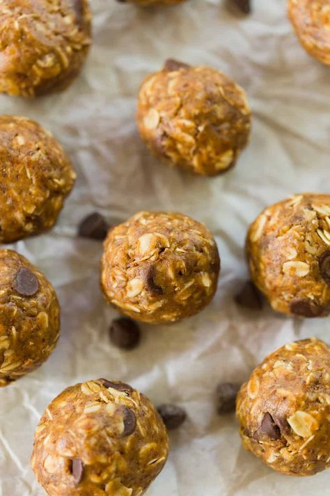 Pumpkin Energy Balls, Oatmeal Energy Bites, Pumpkin Treats, Bake Pumpkin, Pumpkin Recipes Healthy, Pumpkin Recipes Easy, Energy Ball Recipe, Pumpkin Chocolate Chip, Healthy Treat