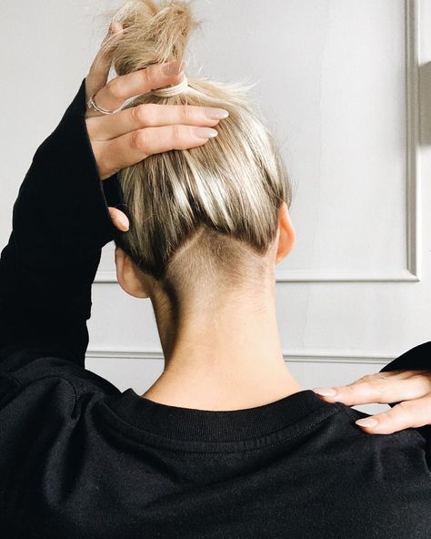 Blonde Hair Undercut, Short Hair With Undercut, Female Undercut Long Hair, Hair With Undercut, Undercut Ponytail, Undercut Hairstyles Women, Undercut Long Hair, Shaved Side Hairstyles, New Hair Do