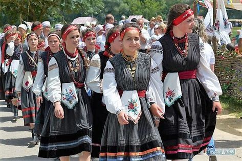 Slavic Clothing, Traditional Skirts, Ukrainian Clothing, Ukrainian Dress, Folk Clothing, Bridal Headdress, Folk Design, Dress Attire, National Dress