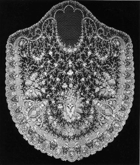 Habsburg imperial wedding veil 1881 - think of the anonymous hands that made this exquisite treasure.... Brussels Lace, Princess Stephanie, Lace Veils, Linens And Lace, Royal Weddings, Vintage Bride, Bobbin Lace, Antique Lace, Historical Dresses