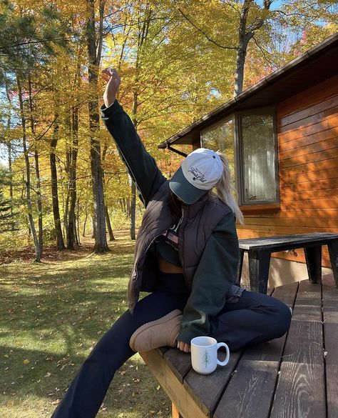 Camping Photos Aesthetic, Camping Outfits Autumn, Cabin Pics Insta, Camping Pictures Aesthetic, Lake Cabin Outfits, Cabin Aesthetic Pictures, Summer Cabin Aesthetic Outfit, Camping Clothes Aesthetic, Gatlinburg Instagram Pics