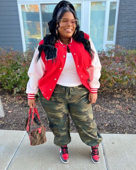 Plus Size Camo Pants Outfits, Style A Varsity Jacket, Cargo Camo Pants, Ootd Plus Size, Joggers Outfit Women, Varsity Jacket Outfit, Plus Size Streetwear, Plus Size Baddie Outfits, Camouflage Outfits