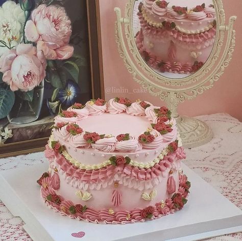 Princess Birthday Cake Aesthetic, Vintage Girly Cake, Vintage Cake Design Aesthetic, Vintage Cakes Aesthetic, Vintage Decorated Cakes, Girly Vintage Cakes, Vintage Korean Cake, Vintage Cakes Birthday Aesthetic, Aesthetic Cake Pictures