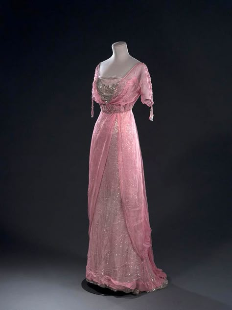 1910s Evening dress Silk chiffon, sequins, beads Palais Galliera 1905 Dress, Pink Chiffon Gown, Edwardian Gowns, Gaun Abad Pertengahan, Fashion 1910, 1910s Fashion, 20th Century Fashion, Edwardian Dress, Old Dresses