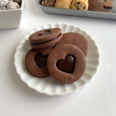 breadful on Tumblr Kreative Snacks, Cute Baking, Think Food, Cute Desserts, Food Obsession, Cafe Food, Chocolate Cookies, Interesting Food Recipes, Yummy Food Dessert