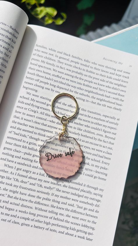 Resinart Keychain, Resin Keychain Ideas, Resin Art Keychain, Epoxy Resin Keychains, Homemade Bracelet, Resin Keyrings, Diy Resin Gifts, Diy Resin Keychain, Wedding Keychain